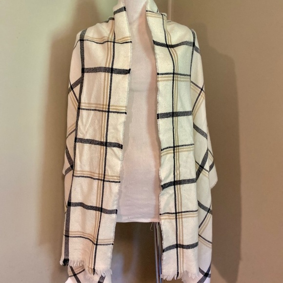 GAP Black and Cream Checkered Scarf - Picture 3 of 5